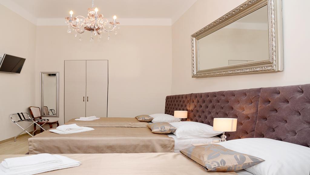 Flowers Zagreb Downtown Room photo